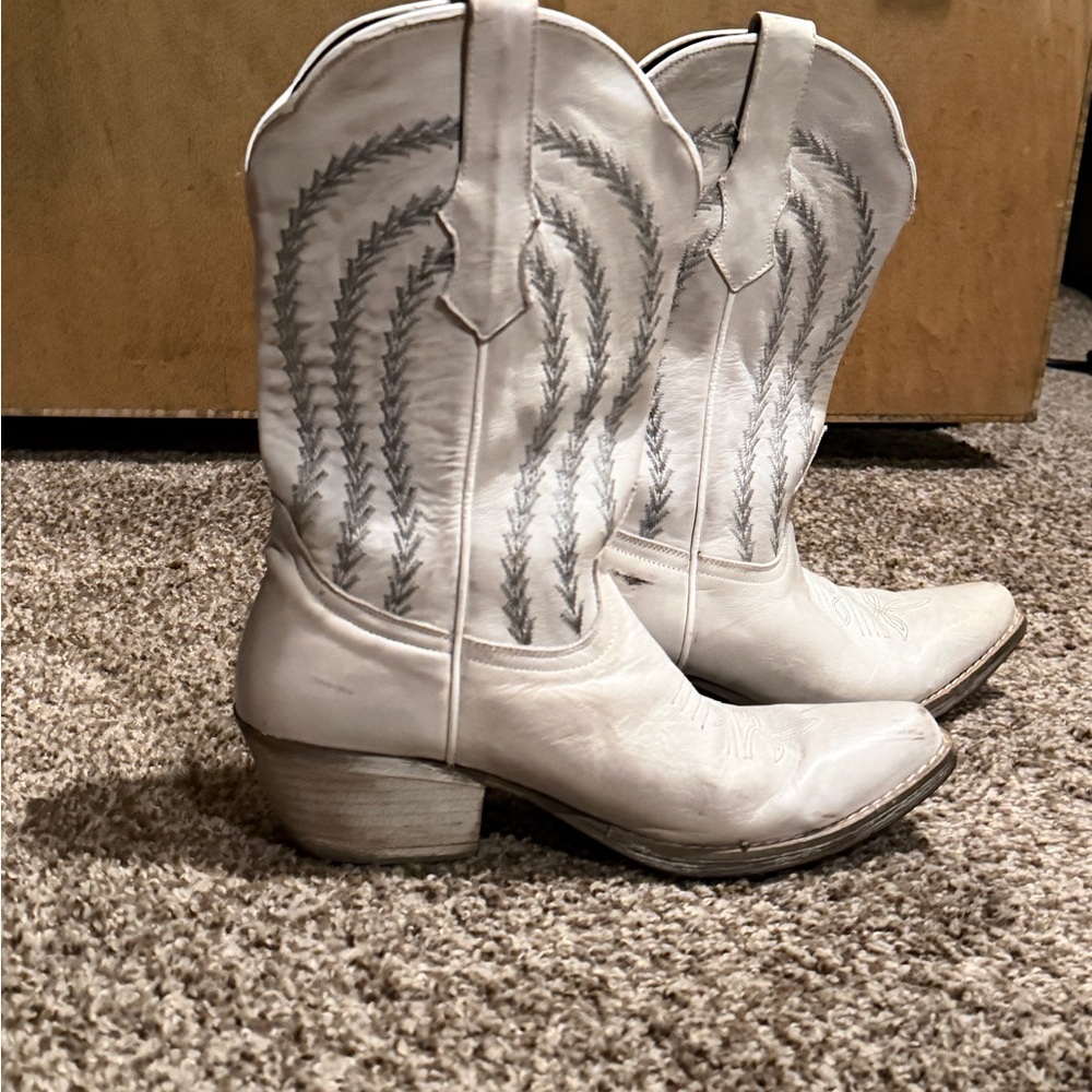 Sterling River - White Western Heeled Boots